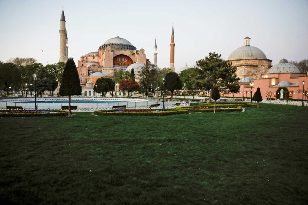 Αγιά Σοφιά: “Ο Ερντογάν μπορεί να την κάνει τζαμί με ένα απλό διάταγμα”