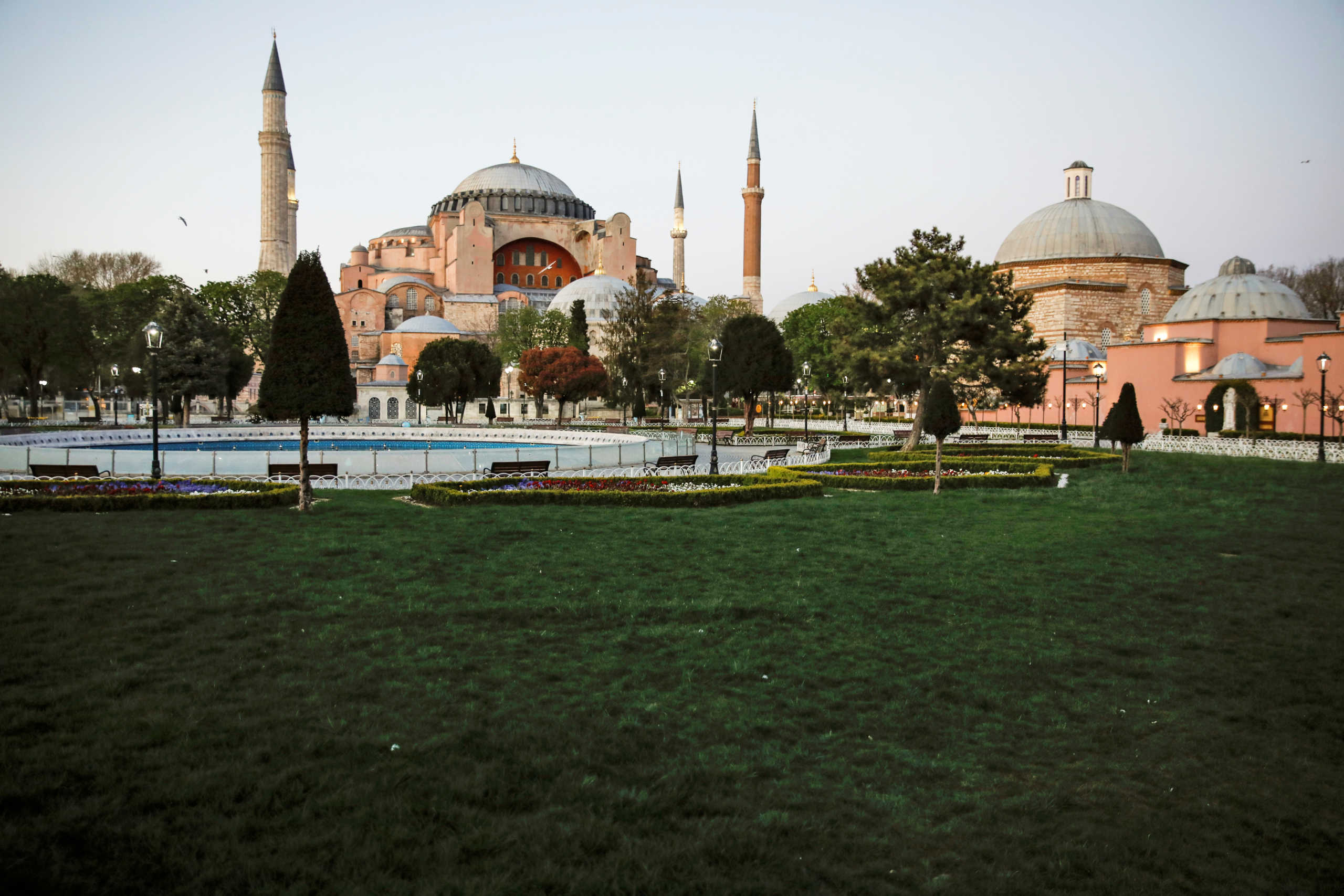 Αγιά Σοφιά: “Ο Ερντογάν μπορεί να την κάνει τζαμί με ένα απλό διάταγμα”
