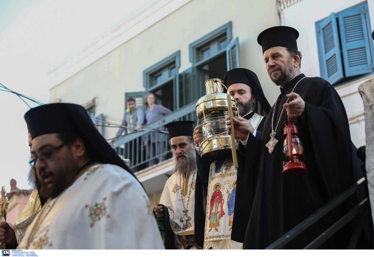 Στο Μετόχι το Άγιο Φως – Η αστυνομία απομάκρυνε πιστούς