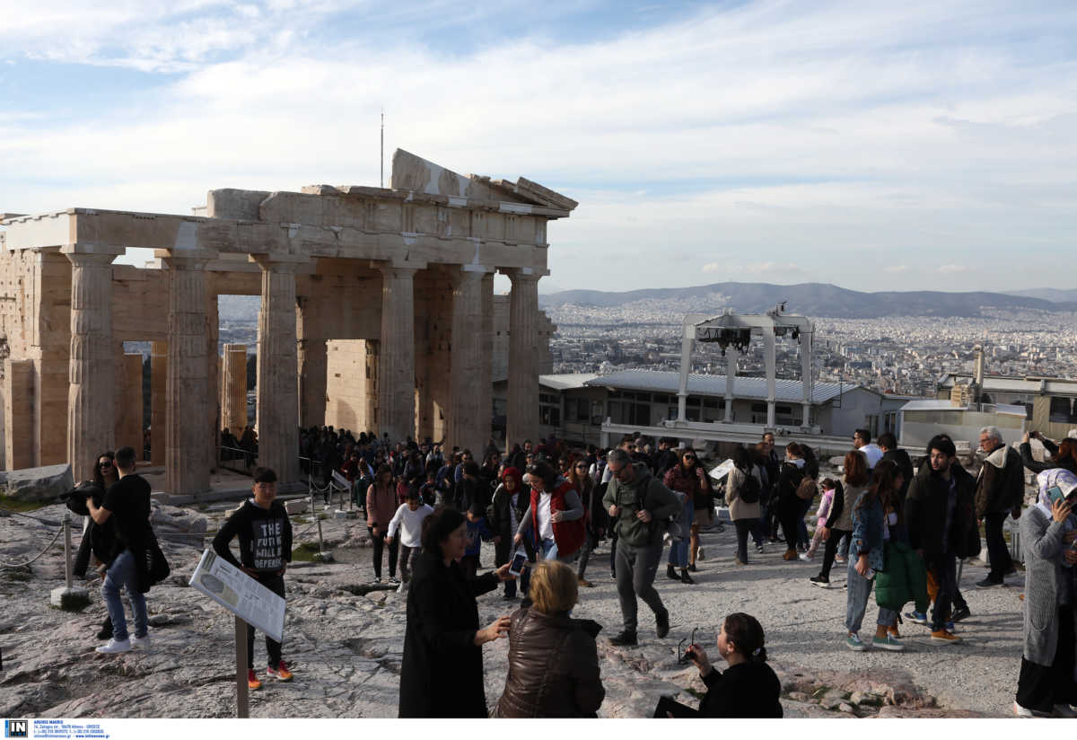 Θετική έκπληξη στα έσοδα τον Μάρτιο – Έρχονται μέτρα για τουρισμό, ενέργεια, ακτοπλοΐα, ναυτιλία