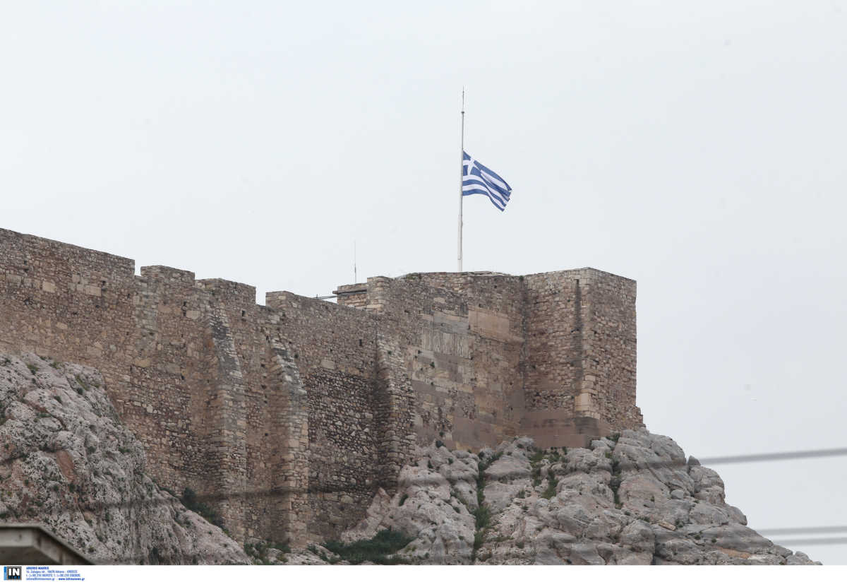 Η Ακρόπολη αποχαιρετά τον ήρωά της: Η σημαία μεσίστια για τον Μανώλη Γλέζο
