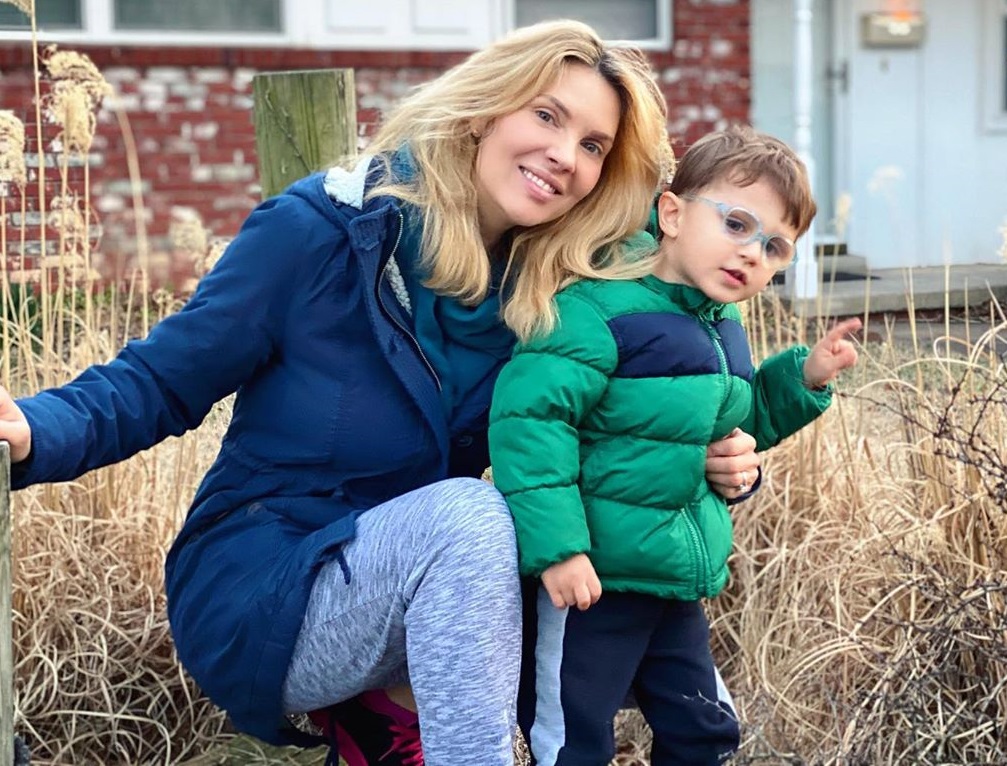 Χριστίνα Αλούπη: Ο 3,5 ετών γιος της έβαψε μόνος του τα πασχαλινά αυγά! [pic,video]