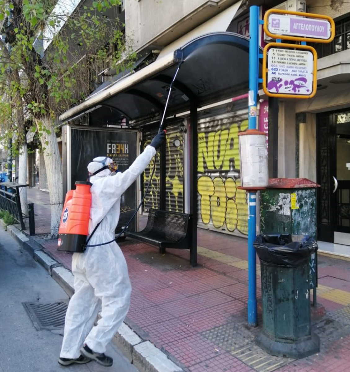 Κορονοϊός: Φωτογραφίες απολύμανσης σε στάσεις λεωφορείων και τρόλεϊ στην Αθήνα