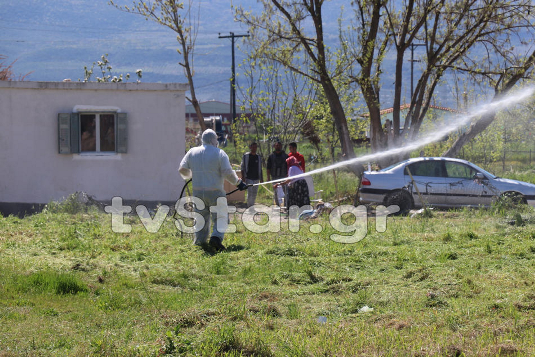 Λαμία: Επιχείρηση απολύμανσης σε Ρομά και πρόσφυγες – “Φοβόμαστε μετά τη Λάρισα” (pics, video)