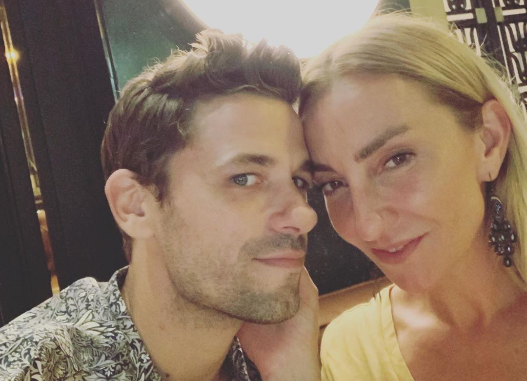 Αποστόλης Τότσικας: Βάφει τα μαλλιά της γυναίκας του στην καραντίνα! Βίντεο