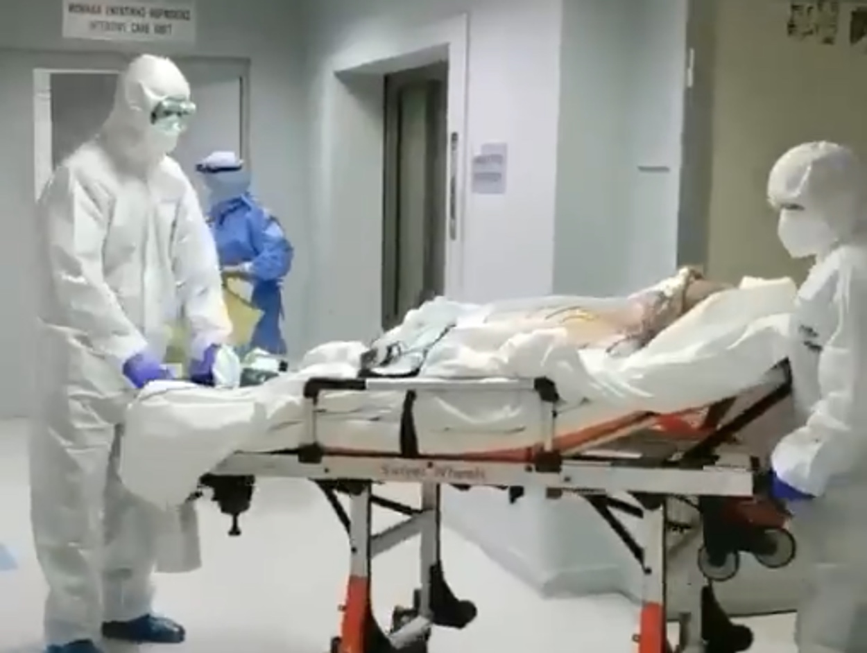 «Στο καλό!» Γιατρός ξεπροβοδίζει ασθενή με κορονοϊό από την εντατική στο Ασκληπιείο Βούλας