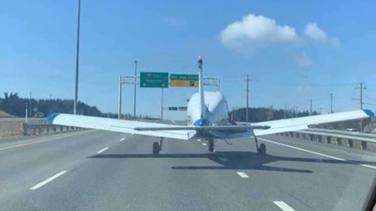 Αεροπλάνο έκανε αναγκαστική προσγείωση σε αυτοκινητόδρομο! [vid]