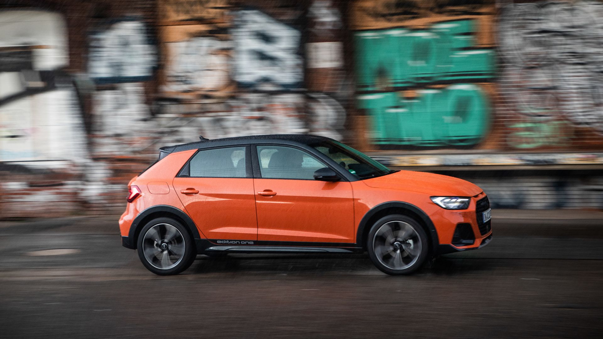 Static photo,
Colour: Pulse orange