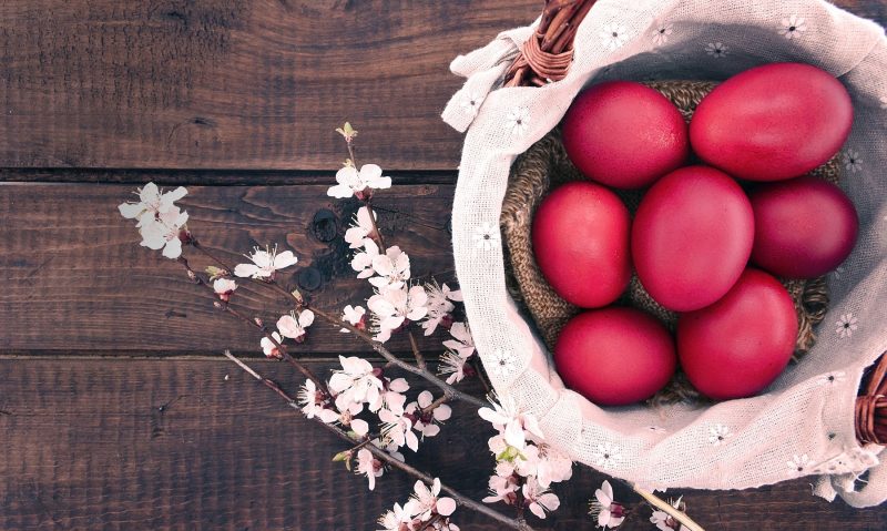 Ποια είναι τα μυστικά για να βράσετε, να βάψετε και να γυαλίσετε σωστά τα πασχαλινά αβγά;