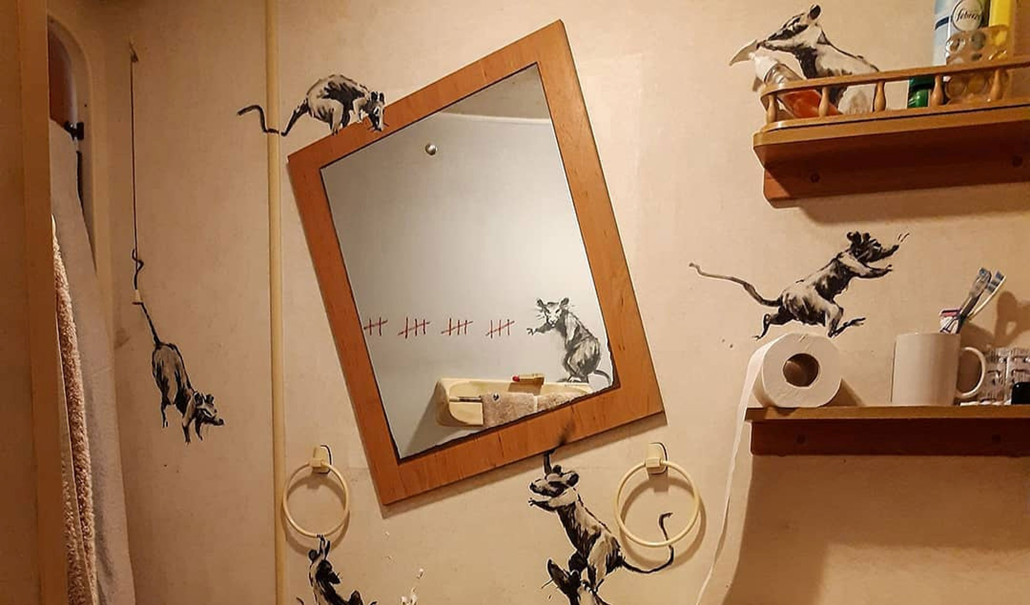 Υπέροχος Banksy, μένει σπίτι, «πειράζει» το μπάνιο και… εξοργίζει τη γυναίκα του (pics)