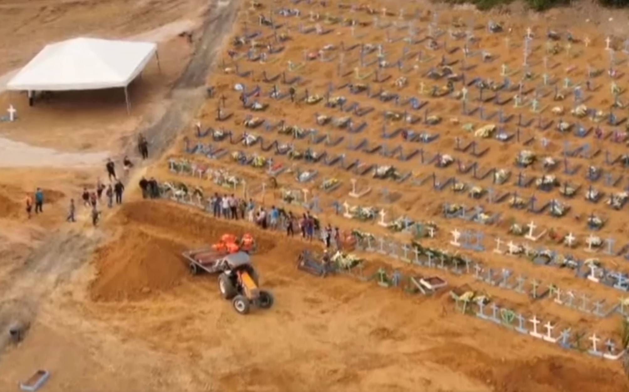 Εικόνες που κόβουν την ανάσα: Μπουλντόζες σκάβουν ομαδικούς τάφους
