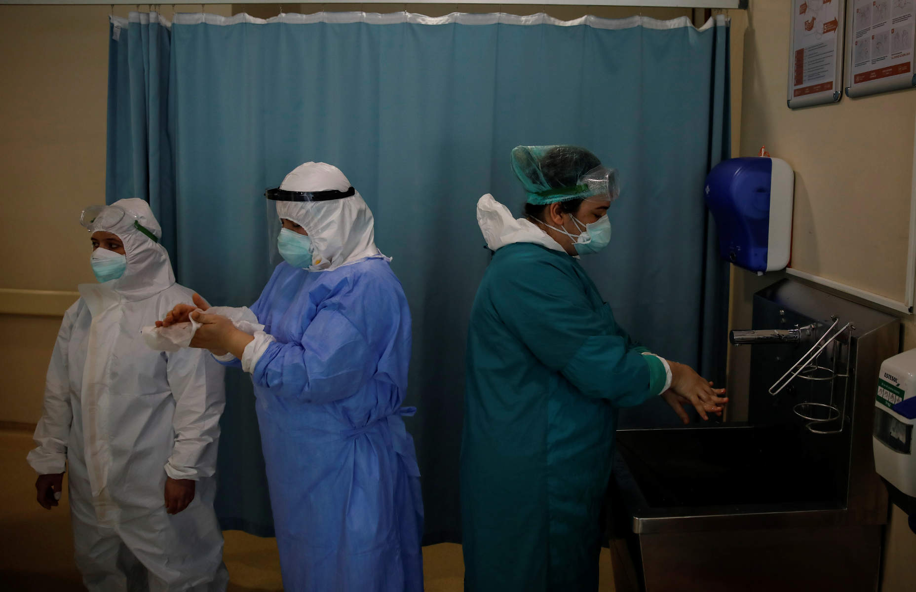Κορονοϊός: Οι Ιάπωνες δωρίζουν πλαστικά αδιάβροχα στα νοσοκομεία για να αντιμετωπιστούν οι ελλείψεις