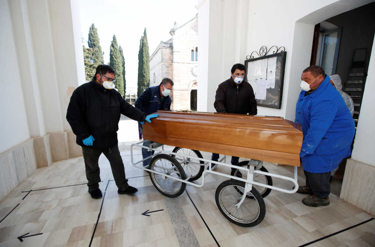 Κορονοϊός: Άρχισε στο Μιλάνο η ταφή των θυμάτων που δεν αναζητήθηκαν