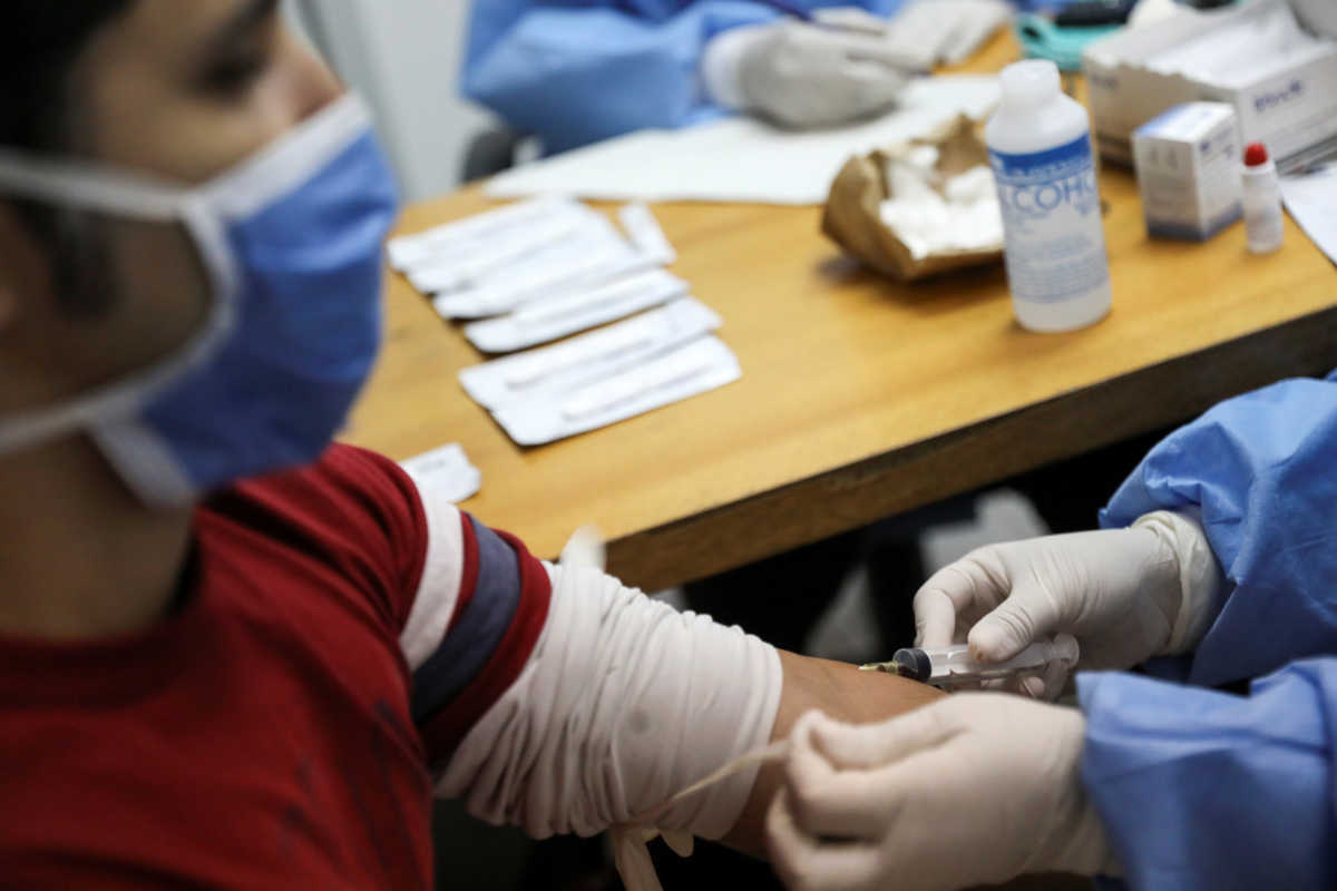 Medical workers take blood samples from a man for a coronavirus disease (COVID-19) rapid test at a medical facility due to the COVID-19 outbreak in Caracas, Venezuela April 15, 2020. Picture taken April 15, 2020. REUTERS