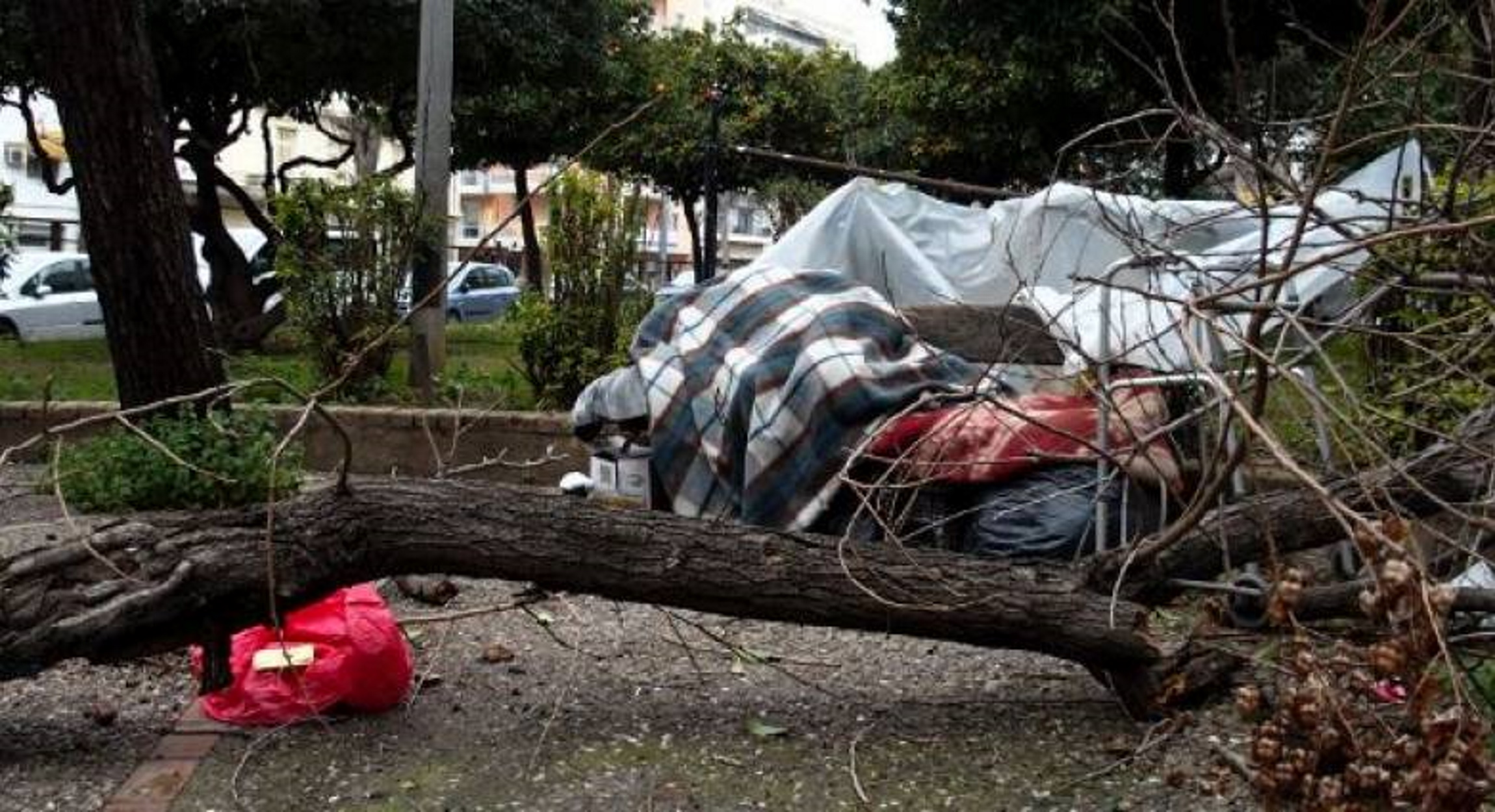 Καιρός: Θυελλώδεις άνεμοι σαρώνουν την Πάτρα – “Έσπασαν” τα τηλέφωνα στην Πυροσβεστική