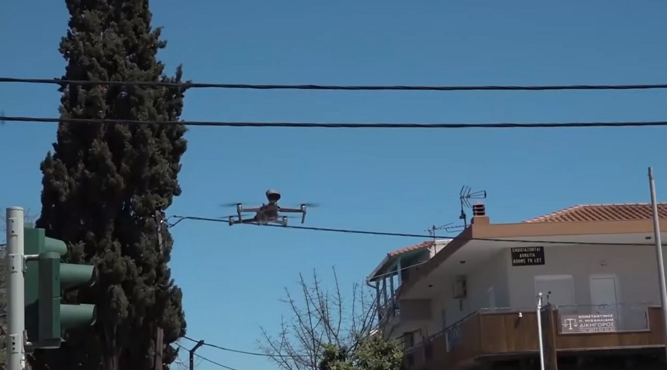 Χαλκιδική: Drone με ντουντούκα πετάει και φωνάζει “σαν το σπίτι δεν έχει!” (video)