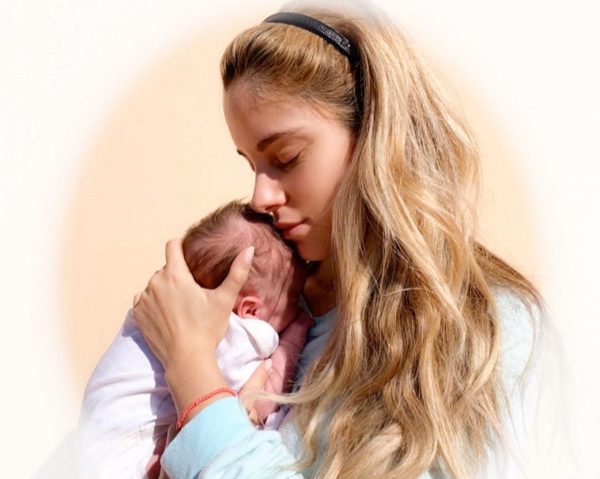 Δούκισσα Νομικού: Μας δείχνει πόσο μεγάλωσε η έξι μηνών κόρη της, Αναστασία!