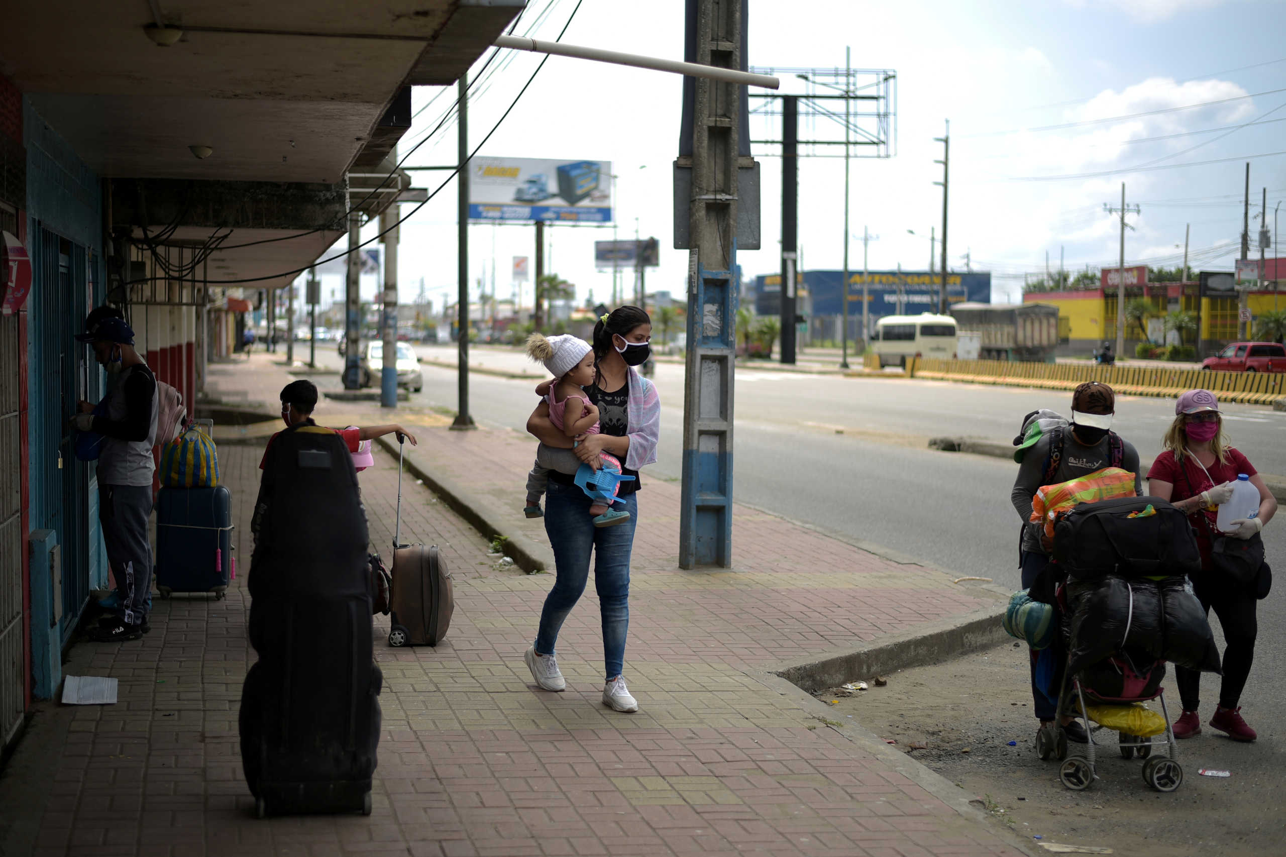 Venezuelan immigrants set off for Venezuela on foot amid the spread of the coronavirus disease (COVID-19), in Duran, Ecuador April 20, 2020. REUTERS