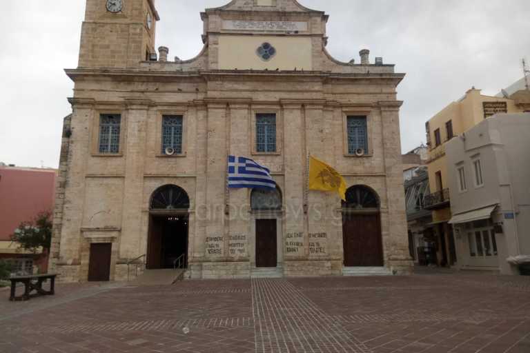 Κρήτη: Οργή για τα συνθήματα σε είσοδο εκκλησίας! Οι λιγοστοί περαστικοί προσπαθούσαν να πιστέψουν στα μάτια τους