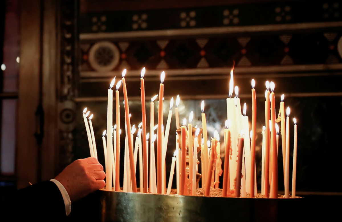 Χαλκιδική: Ιερόσυλος “έγδυσε” εκκλησία – Άρπαξε ασημένια καντήλια και δισκοπότηρα προσποιούμενος τον προσκυνητή