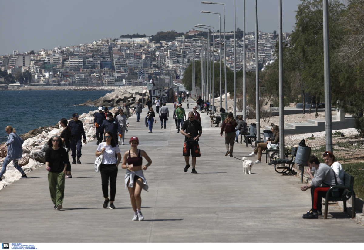 “Σύμμαχοι” του κορονοϊού οι… αδιόρθωτοι: Ξεχύθηκαν στον Φλοίσβο για βόλτα και κολύμπι (pics)