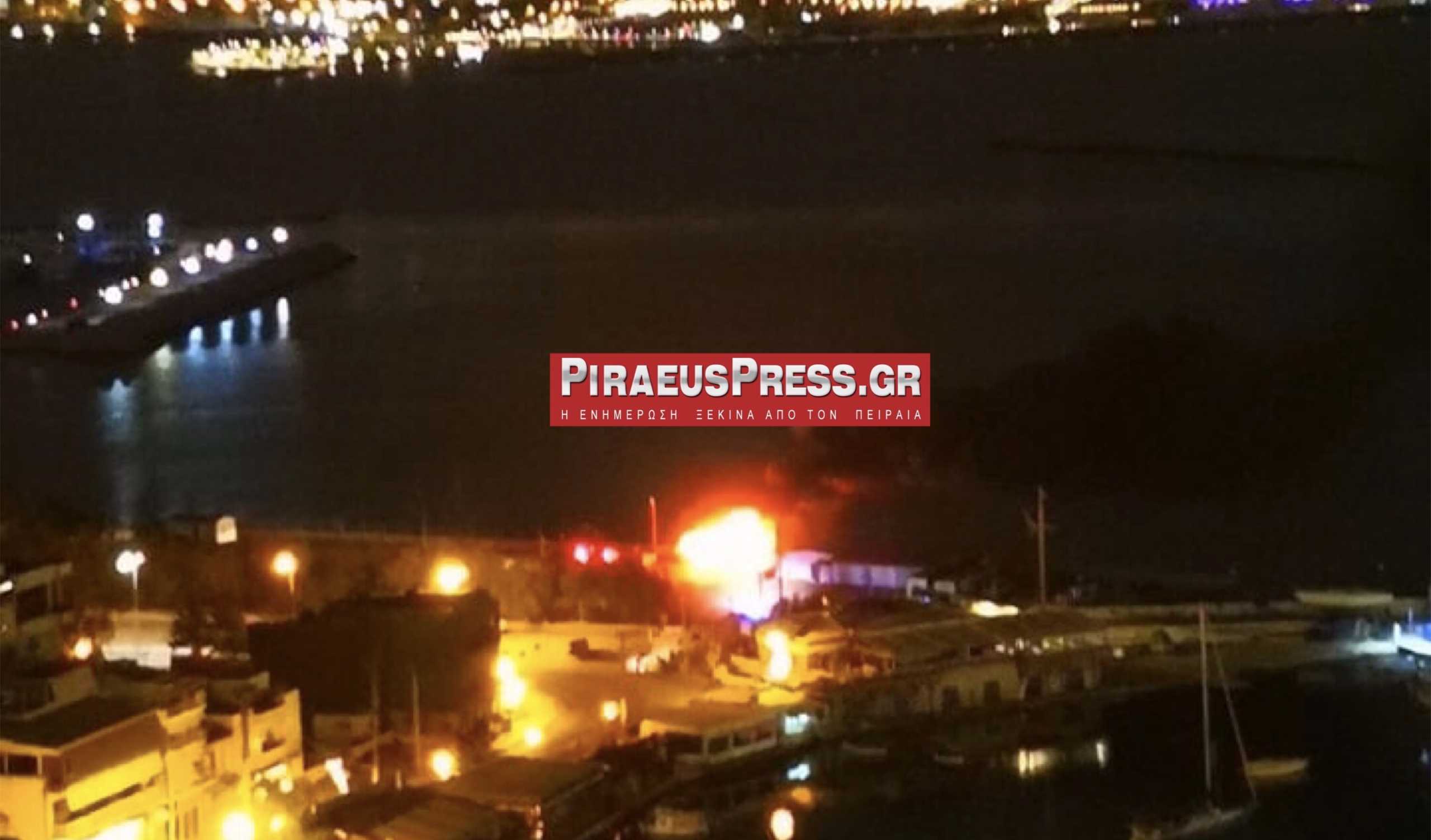 Φωτιά σε σκάφος στο Μικρολίμανο (pic, video)