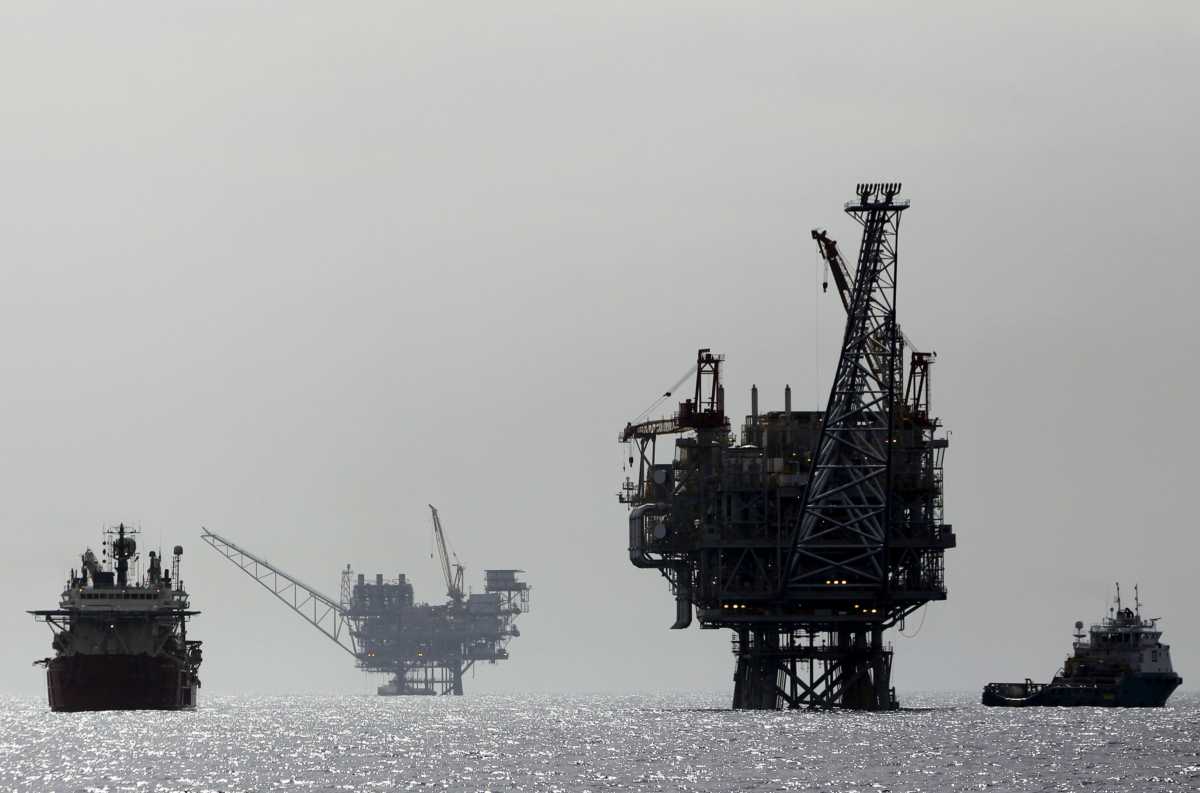 An Israeli gas platform, controlled by a U.S.-Israeli energy group, is seen in the Mediterranean sea, some 15 miles (24 km) west of Israel's port city of Ashdod, in this file picture taken February 25, 2013. Prime Minister Benjamin Netanyahu has won more time to overcome a political hurdle after parliament postponed a vote on authorising the government to secure a deal on developing Israel's natural gas fields. Picture taken February 25, 2013. REUTERS