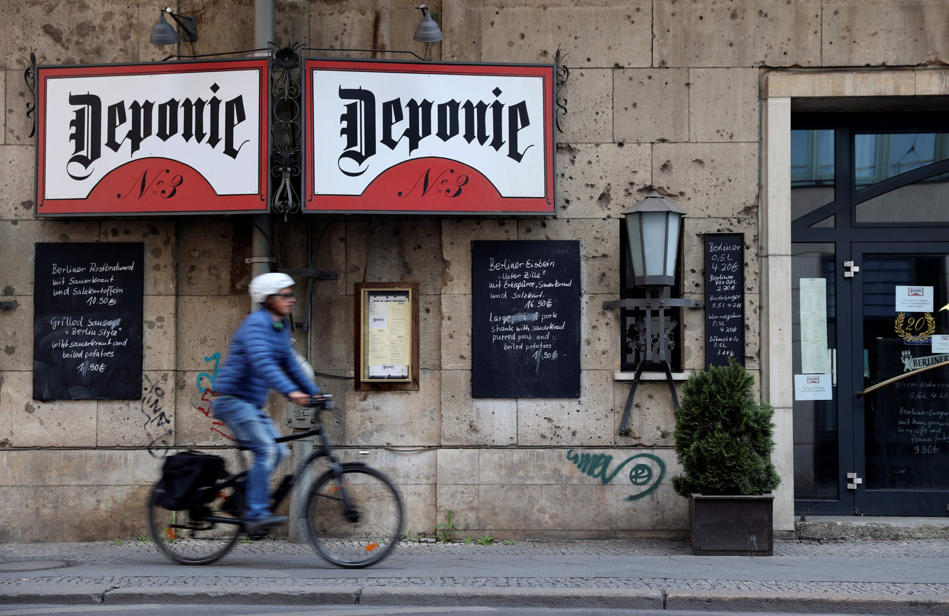 Νέα χαλάρωση μέτρων στη Γερμανία – Ανοίγουν χώροι λατρείας και παιδικές χαρές