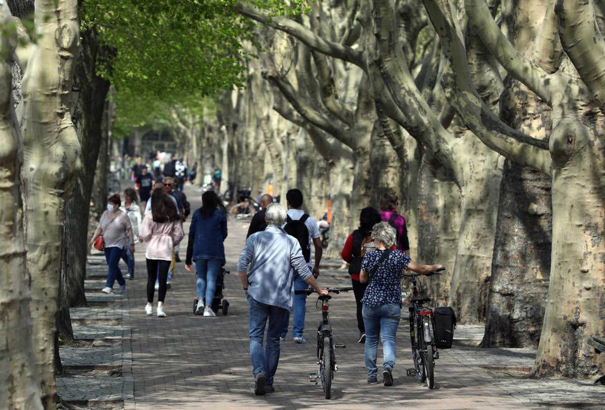 Περίπου 40 άνθρωποι μολύνθηκαν από κορονοϊό σε λειτουργία στη Φρανκφούρτη (video)