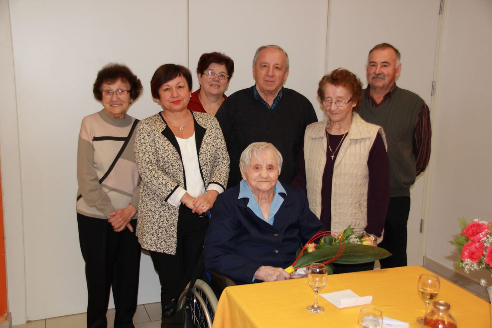 Μήνυμα ελπίδας! Γιαγιά 106 ετών νίκησε τον κορονοϊό (pics)