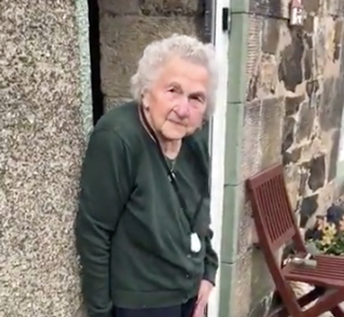 Η ατρόμητη 93χρονη γιαγιά από την Σκωτία δείχνει τα δόντια της στον κορονοϊό