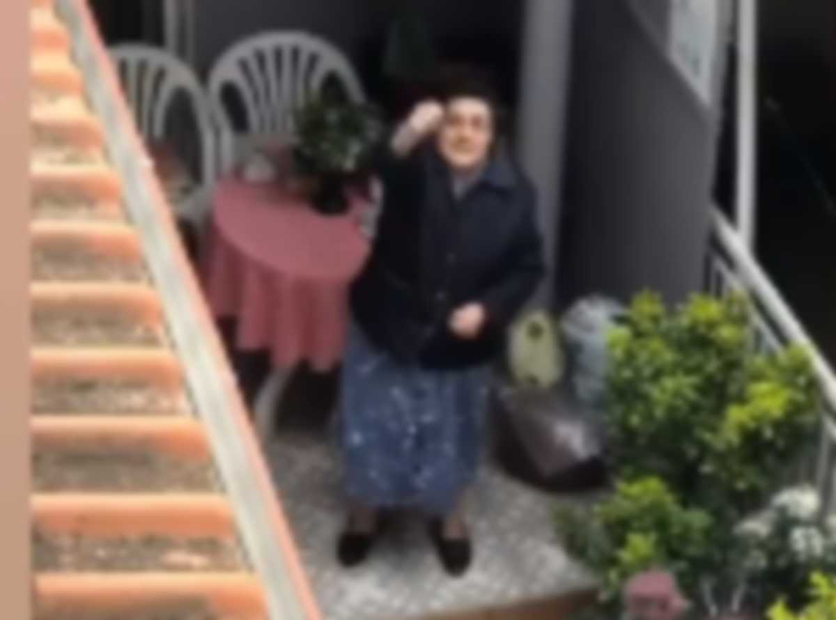 Κορονοϊός: Σούπερ γιαγιά φωνάζει συνθήματα για τον ΠΑΟΚ στην καραντίνα (video)