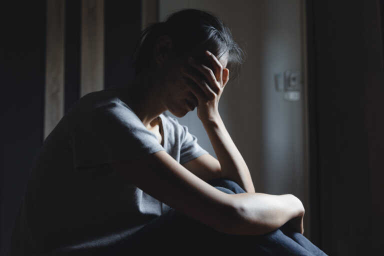 Συγκλονίζουν οι περιγραφές θυμάτων ενδοοικογενειακής βίας – «Με έπιασε από τον λαιμό και με κόλλησε στον τοίχο»