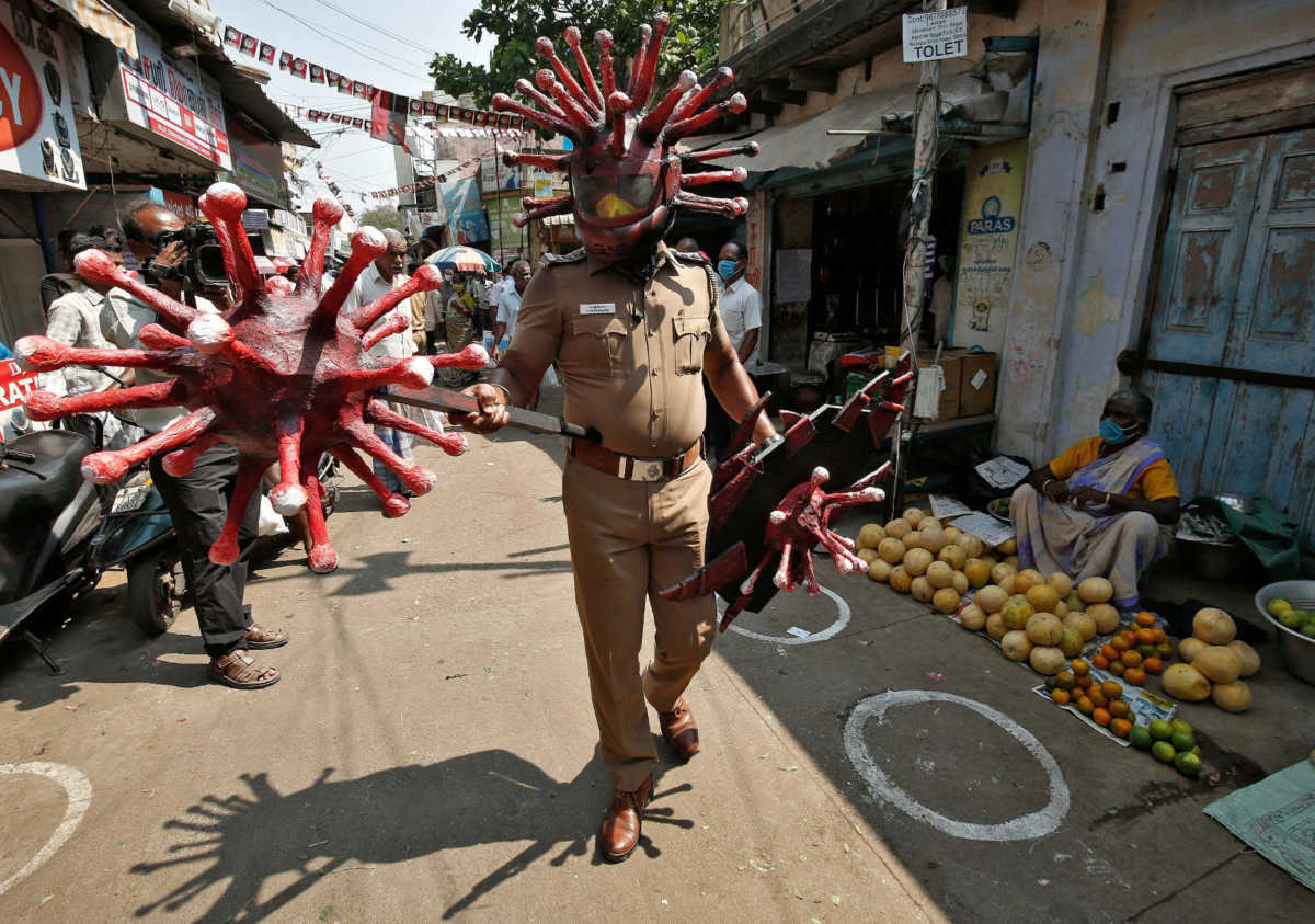 Άλλα κόλπα στην Ινδία… Αστυνομικός ντυμένος ‘’κορονοϊός’’ επιβάλλει την καραντίνα