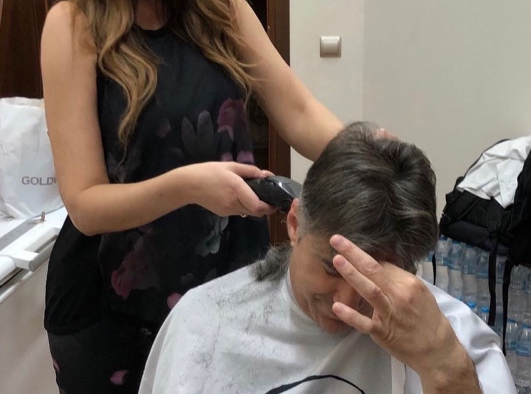 H Iωάννα Λίλη κουρεύει στη καραντίνα τον Θοδωρή Ζαγοράκη! Φωτογραφίες