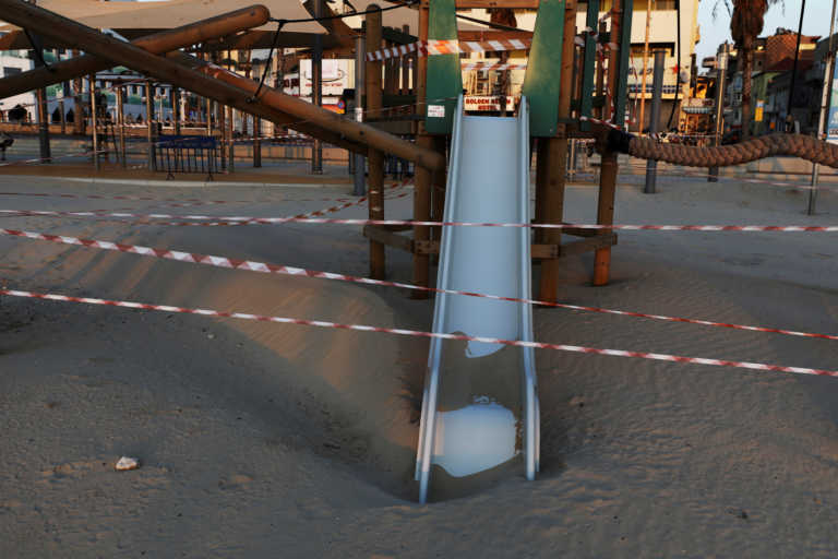 Ισραήλ: Τσακάλια σε άδειο, λόγω κορονοϊού, πάρκο στο Τελ Αβιβ