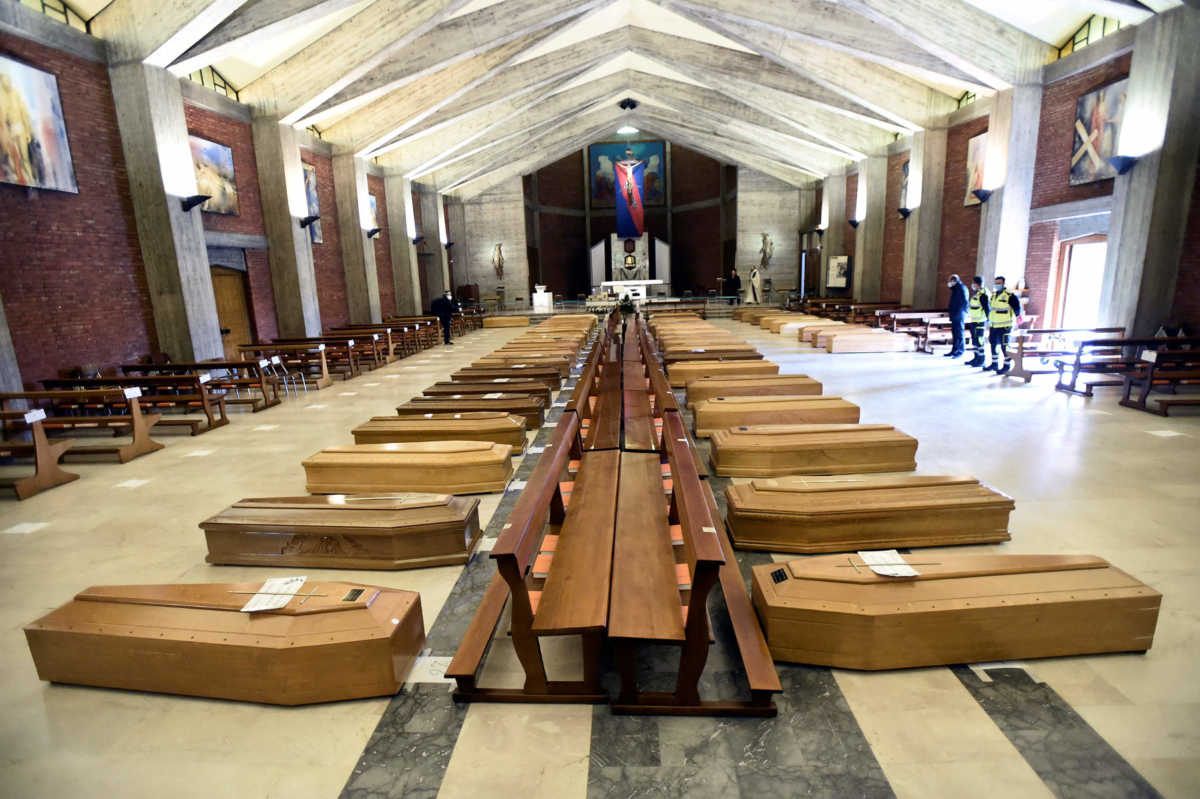 Κορονοϊός: Άδειασε από τα φέρετρα των θυμάτων ο ναός στο κοιμητήριο του Μπέργκαμο