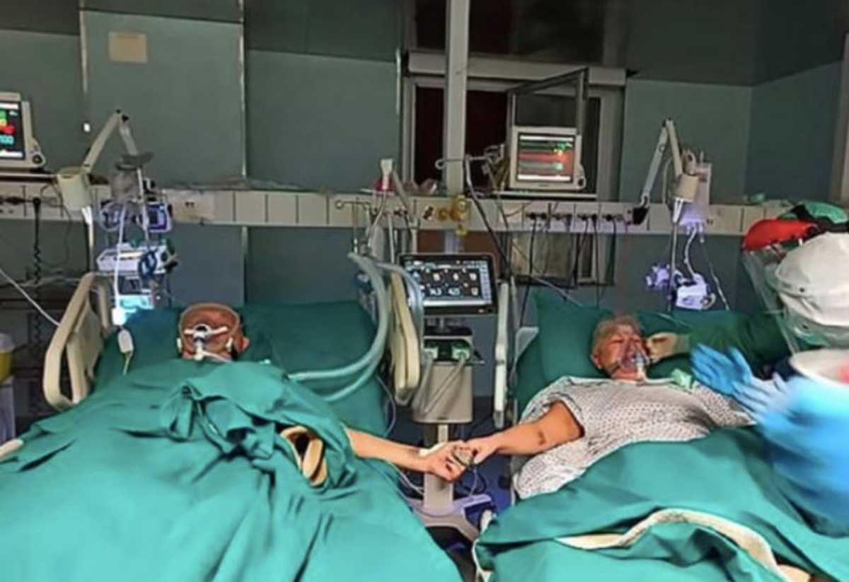 Γιόρτασαν τα 50 χρόνια γάμου σε διπλανά κρεβάτια πιασμένοι χέρι – χέρι