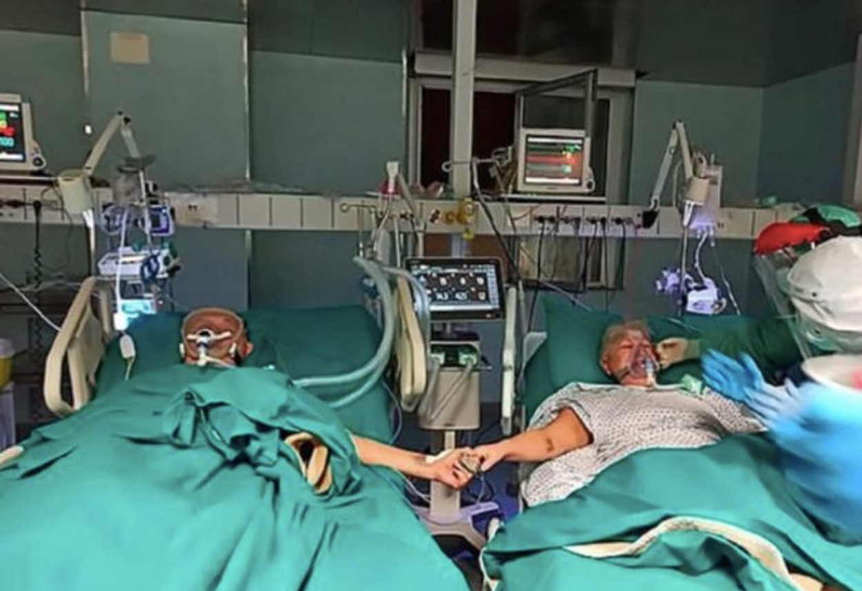 Γιόρτασαν τα 50 χρόνια γάμου σε διπλανά κρεβάτια πιασμένοι χέρι – χέρι