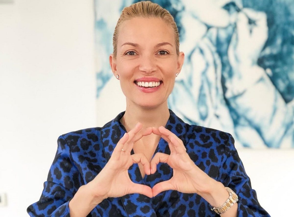 Η Βίκυ Καγιά μένει σπίτι και χαίρεται τα παιχνίδια στον κήπο με την κόρη της [pics]