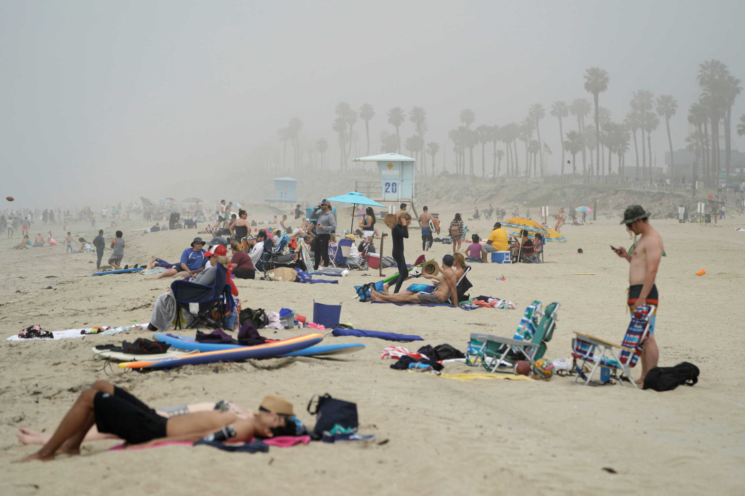 Καλιφόρνια: Άνοιξαν τις παραλίες, έγινε χαμός και τώρα… θυμούνται να πάρουν μέτρα (pics)