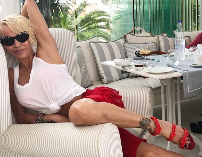 Στο νοσοκομείο η Νατάσα Καλογρίδη – Το έγκαυμα και οι αφόρητοι πόνοι [video]