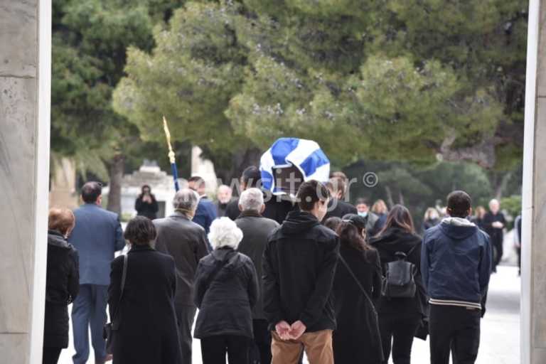 Μανώλης Γλέζος: Βουβό αντίο στον μεγάλο Έλληνα