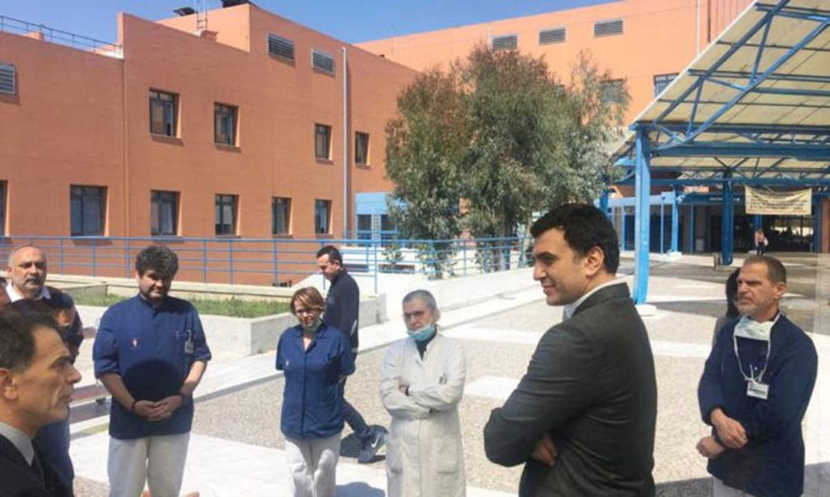 Κικίλιας: Παρέδωσε μεγάλη δωρεά σε μάσκες από το ελβετικό κράτος στο «Αττικόν»