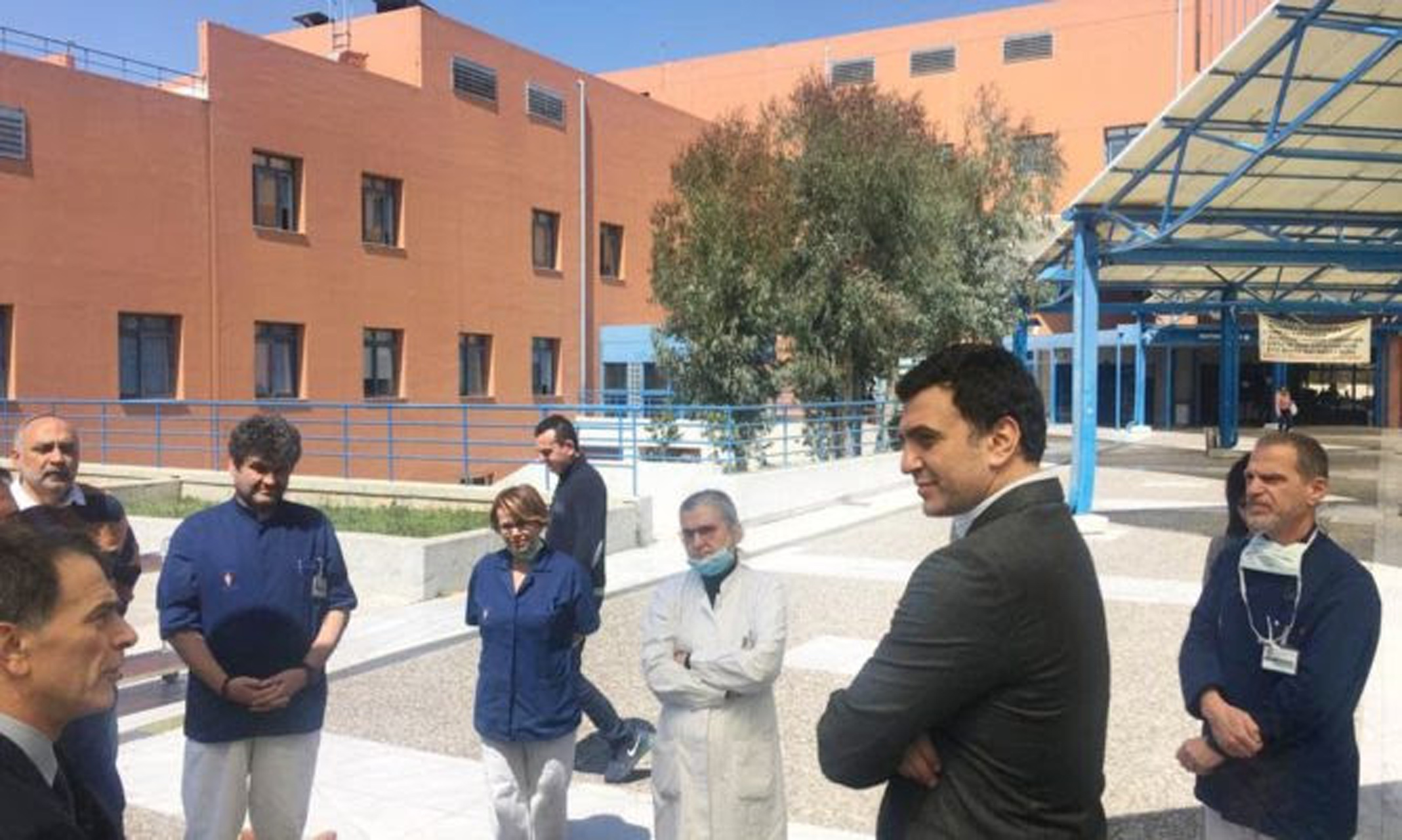 Κικίλιας: Παρέδωσε μεγάλη δωρεά σε μάσκες από το ελβετικό κράτος στο «Αττικόν»