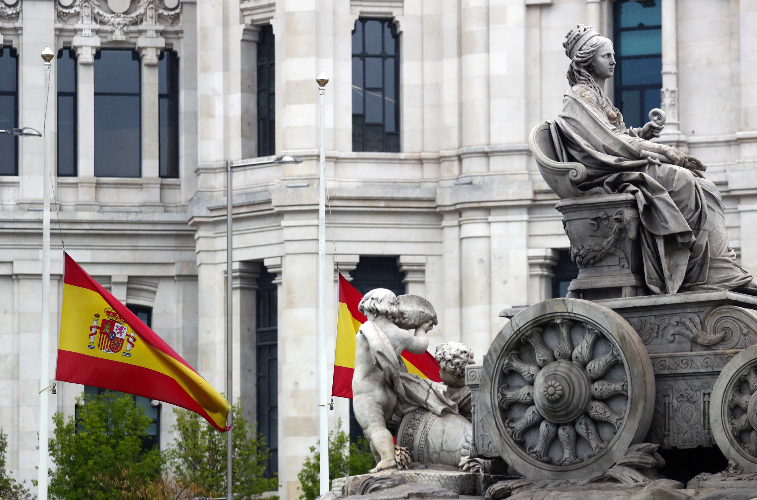 The Spanish flag flutters at half mast next to the Cibeles fountain during the coronavirus disease (COVID-19) outbreak, in Madrid, Spain March 31, 2020. Message reads: "Thank you. I stay home". REUTERS