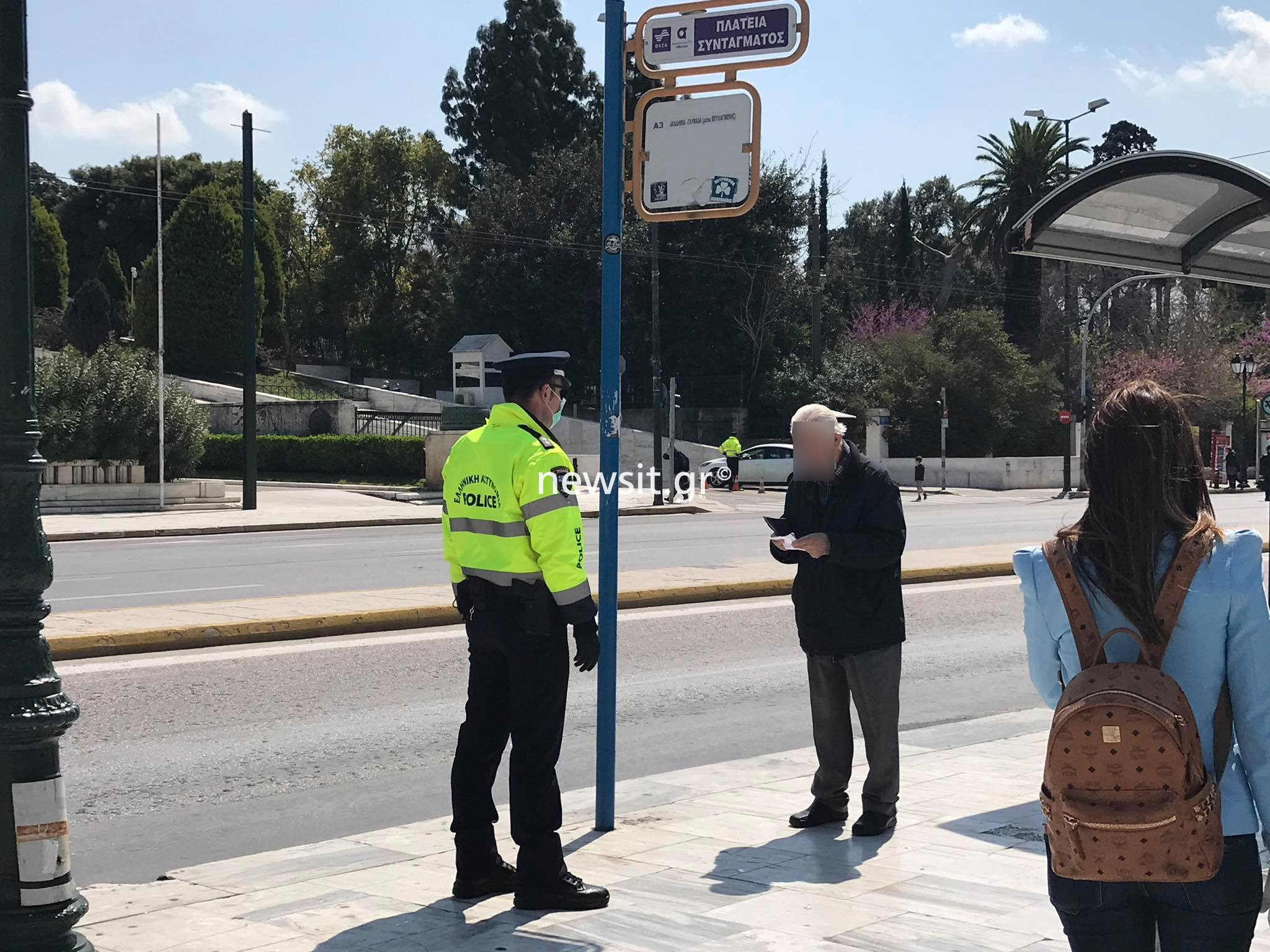 Απαγόρευση κυκλοφορίας: Αστυνομικοί… παντού στο Σύνταγμα! Μπλόκα και πρόστιμα… “βροχή” (pics, video)