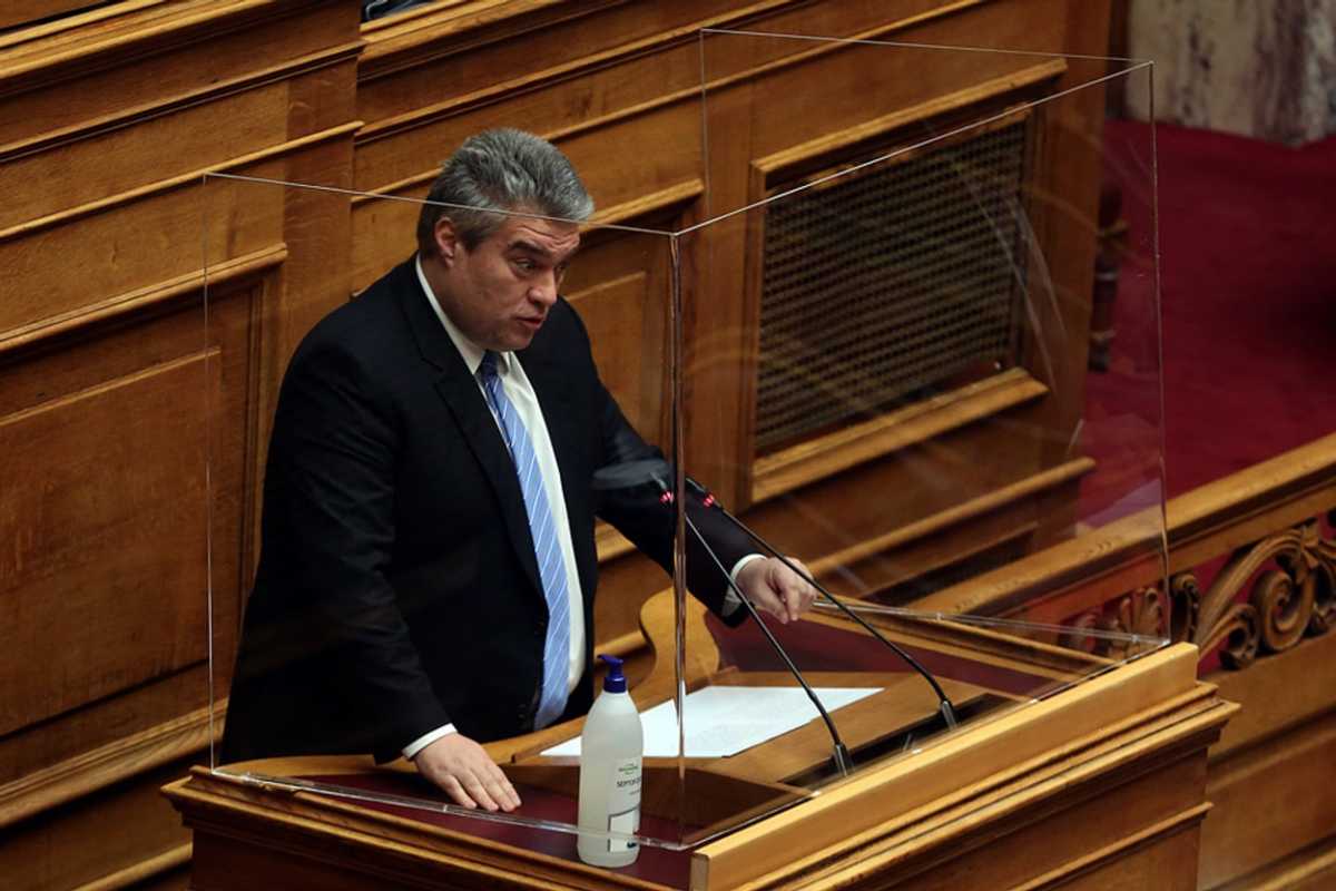 Κορονοϊός: Κουβούκλιο από πλέξι γκλας στο βήμα της Βουλής