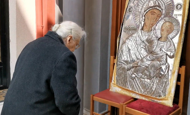 Κορονοϊός – Κοζάνη: Το συγκινητικό βίντεο με την προσευχή 93χρονης στην εικόνα της Παναγίας