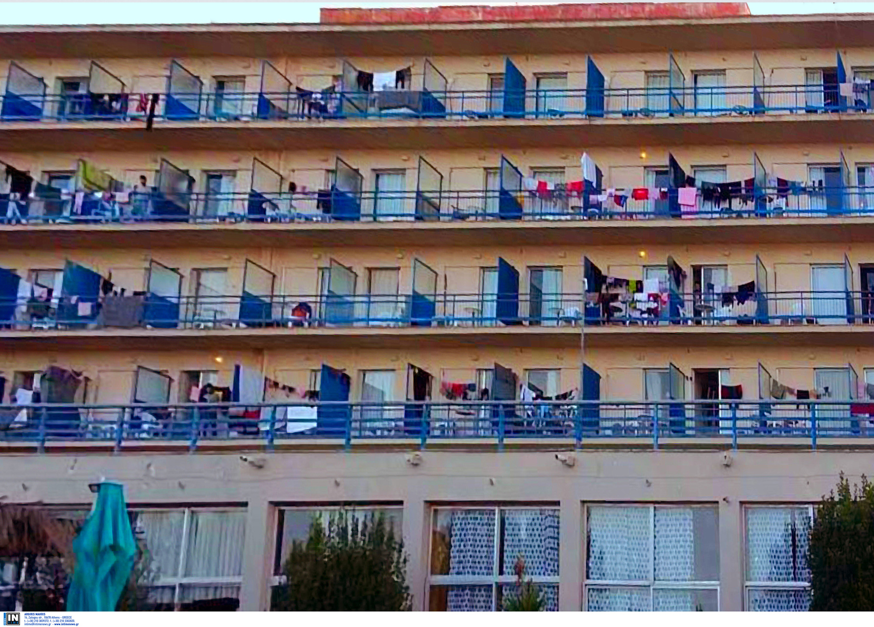 Κλιμάκιο το ΕΟΔΥ στο ξενοδοχείο Γαλαξίας στην Ερμιονίδα όπου φιλοξενούνται μετανάστες ,Δευτέρα 20 Απριλίου 2020.  Στην περιοχή της Ερμιονίδος στην Αργολίδα βρέθηκαν   ο Υπουργός Μεταναστευτικής Πολιτικής Νότης Μηταράκης , ο Υφυπουργός Πολιτικής Προστασίας Νίκος  Χαρδαλιάς, ο λοιμωξιολόγος Σωτήρης Τσιόδρας και ο Πρόεδρος του ΕΟΔΥ Παναγιώτης Αρκουμανέας. Το κλιμάκιο θα μεταβεί στο ξενοδοχείο "Γαλαξίας" όπου φιλοξενούνται οι 500 μετανάστες και πρόσφυγες για να συντονίσουν τις ενέργειες μετά και το τελευταίο κρούσμα κορονοϊού σε γυναίκα από τη Σομαλία.  Το συγκεκριμένο ξενοδοχείο λειτουργεί εδώ και καιρό ως δομή μεταναστών .
